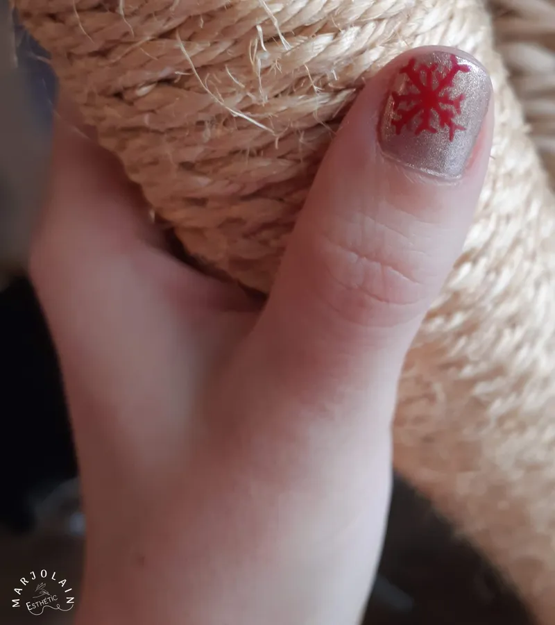 Vernis semi-permanent nail art élaboré Noël