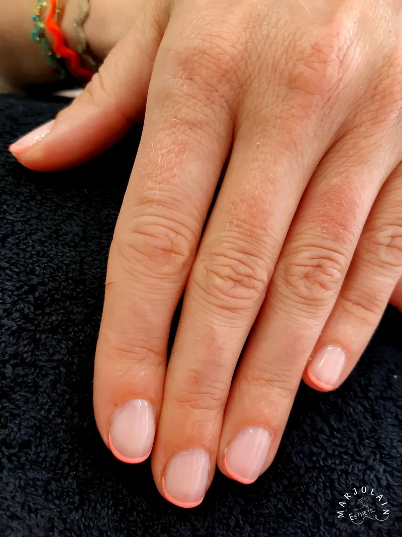 Vernis semi-permanent avec French colorée