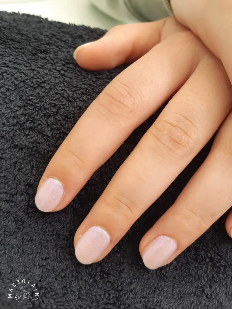 Vernis semi-permanent blanc laiteux légèrement pailleté