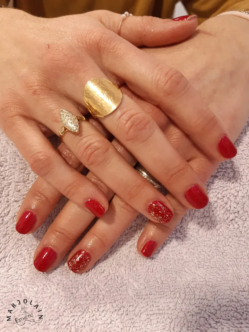 Vernis semi-permanent rouge intemporel élégant avec paillettes