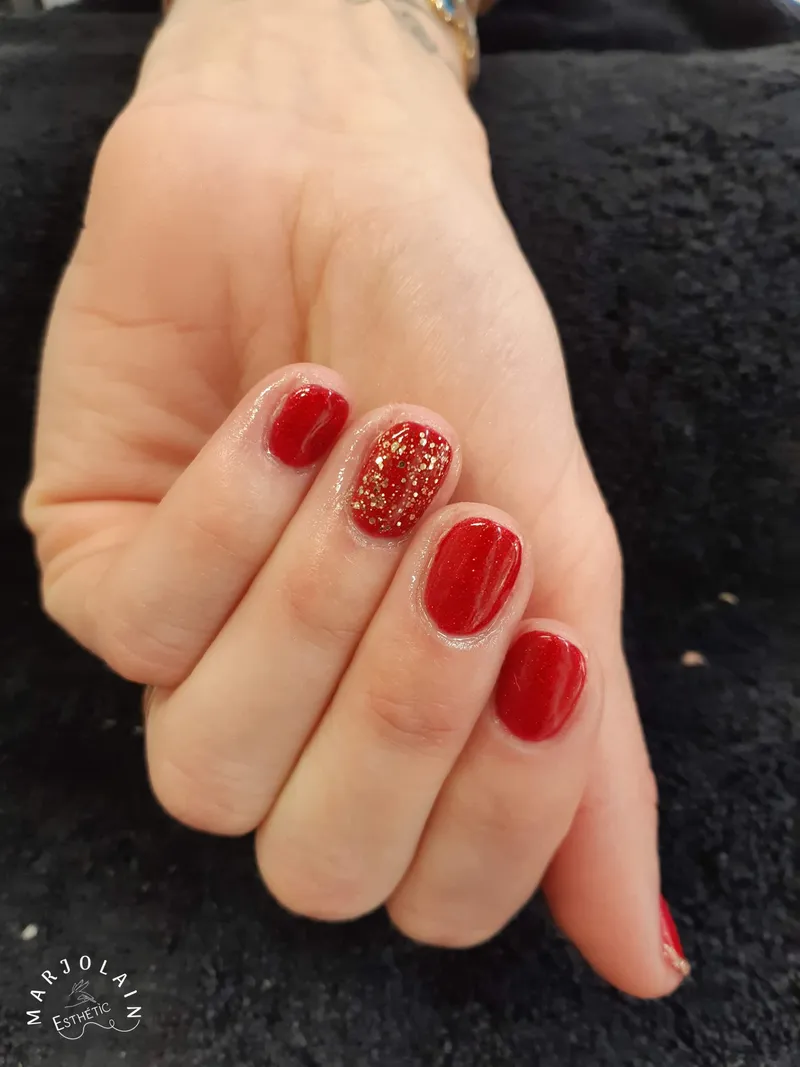 Vernis semi-permanent rouge intemporel élégant avec paillettes